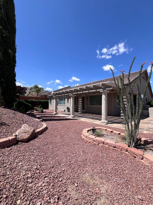 Building Photo - Stunning 4-Bed 3 Car Garage Gated Single S...