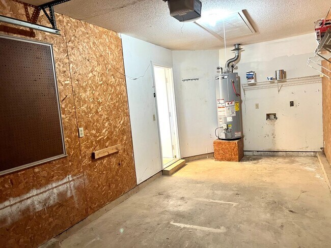 Building Photo - Charming home in Blue Pine Village!