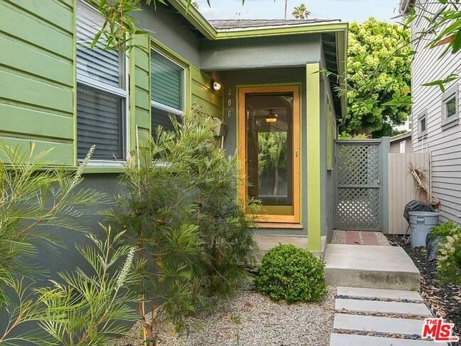 Building Photo - 906 Venezia Ave