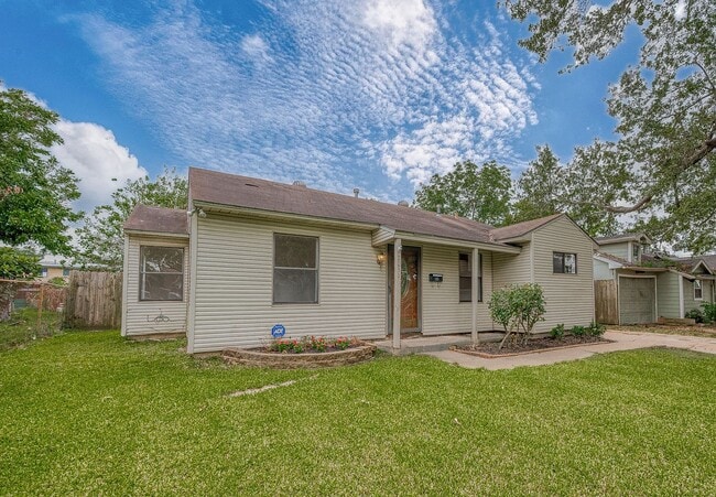 Building Photo - For Lease | 3 Bed, 1 Bath | 1,199 Sq Ft | ...