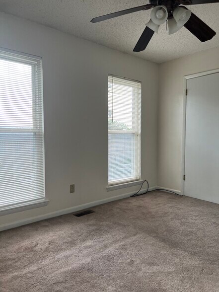 Building Photo - 205 Marinawoods Dr SE