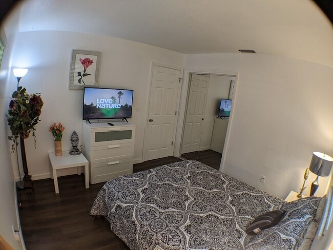 Building Photo - 2 Bed / 1 Bath Cozy Downtown Duplex Apartment