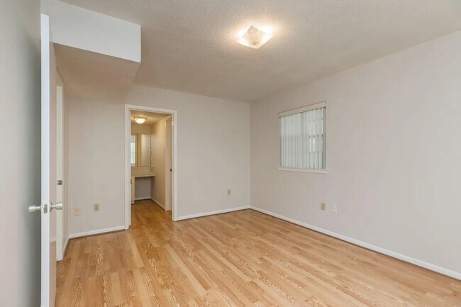 Building Photo - 104 Country Club Dr