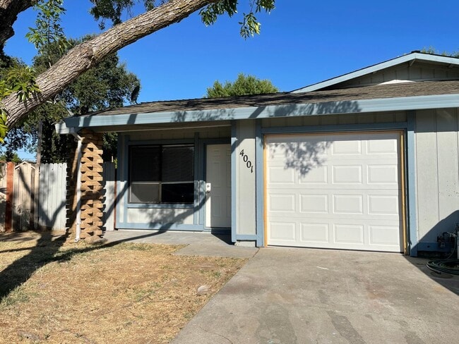 Building Photo - Move-In Ready 2-Bedroom Duplex with Modern...