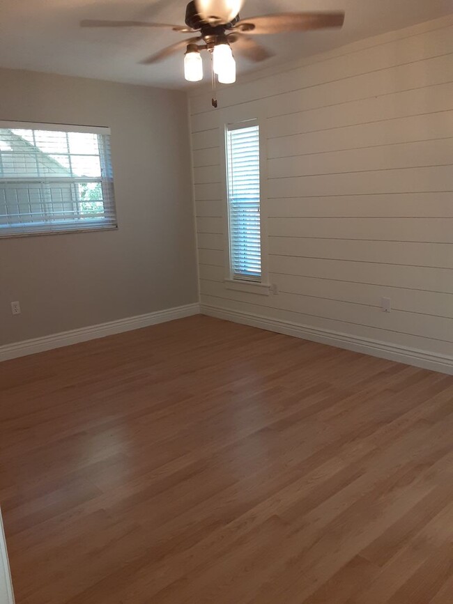 Building Photo - Annual unfurnished 3/2 nicely renovated SF...