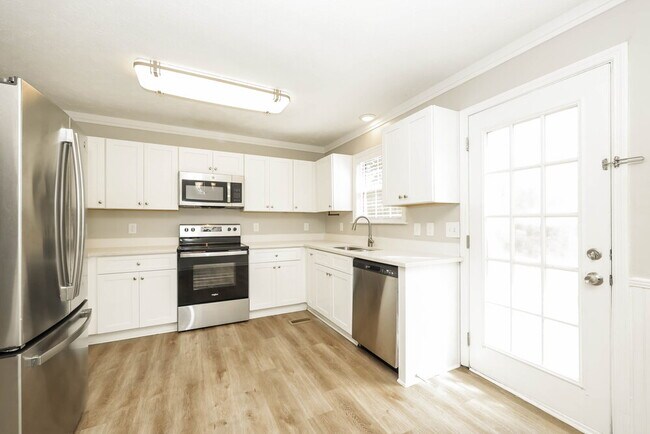 Building Photo - 311 Shadylake Dr