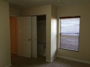 Building Photo - 3 bedroom townhouse in the desired Avalon Park