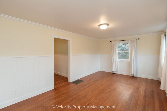 Building Photo - Charming Westside Cottage