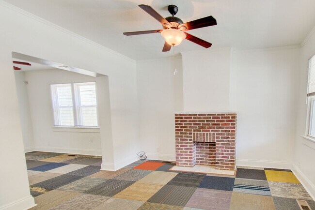 Building Photo - 6 Bed, 1.5 Bath Home in Granby School Dist...