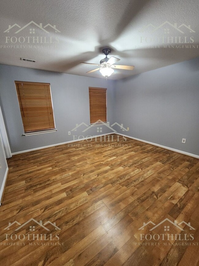 Building Photo - 438 Old Colony Rd