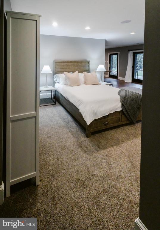 Building Photo - 15841 York Rd