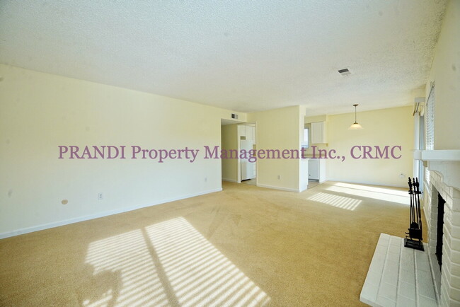Building Photo - Charming Novato Apartment with Great Light...