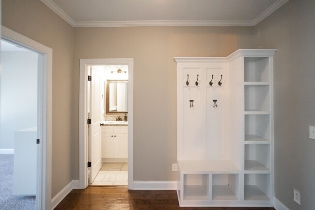 Building Photo - 657 Tree Top Trl