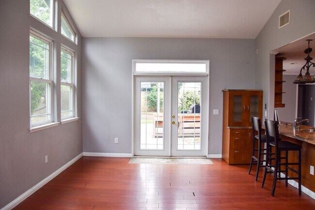 Building Photo - Large Home in North Orange