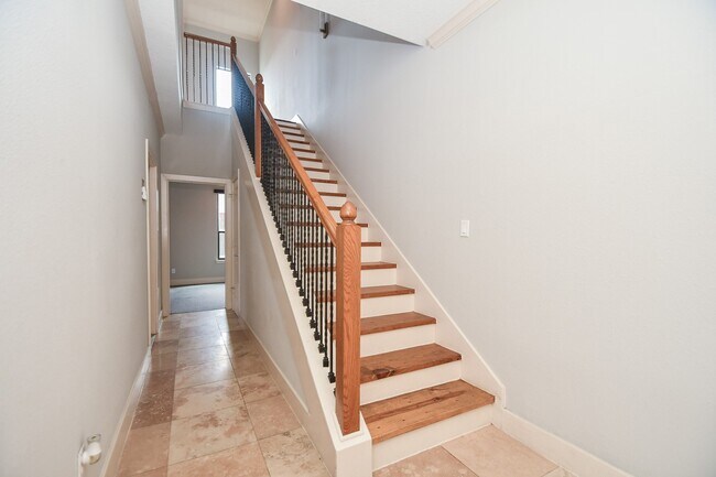 Building Photo - 748 W 16th St