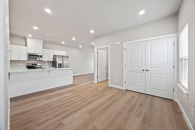 Building Photo - 1801 SW Poigai Wy