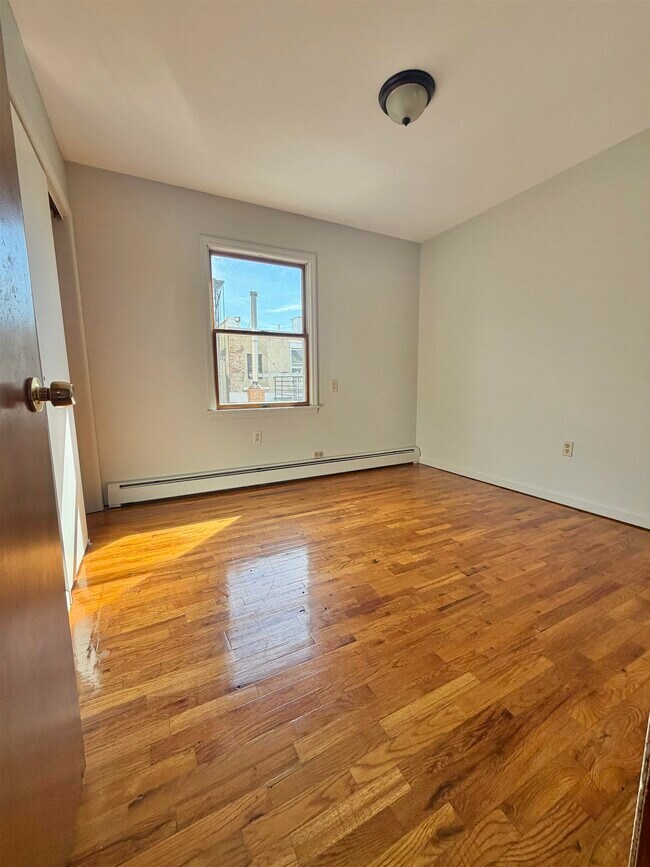 Building Photo - 406 5th St