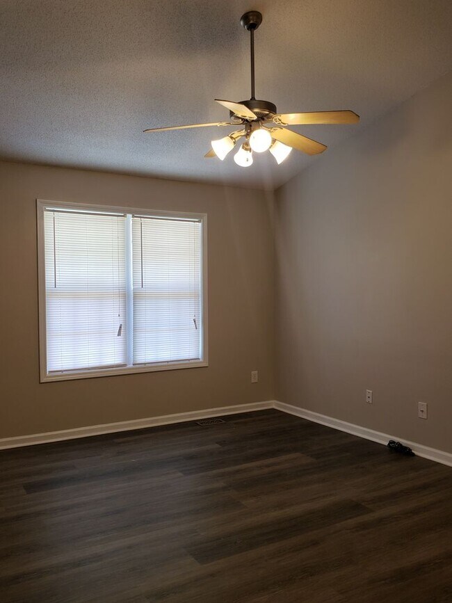 Building Photo - Come home to Serenity - 3 bedroom 2 bathroom Single Family Home