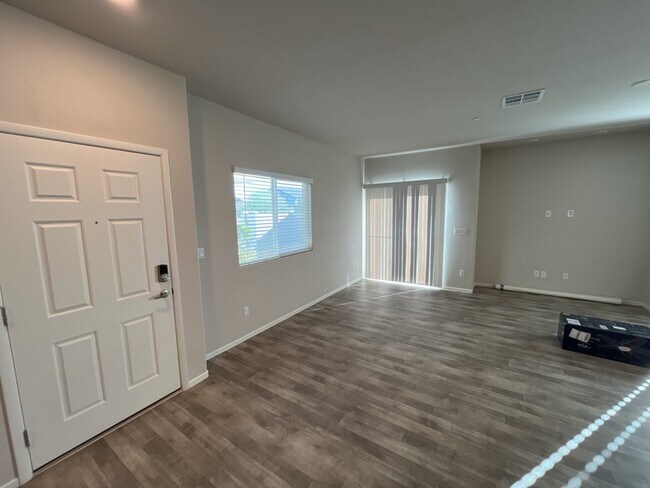 Building Photo - SHORT TERM LEASE,  Beautiful 3 bedroom 3 bathroom townhome.