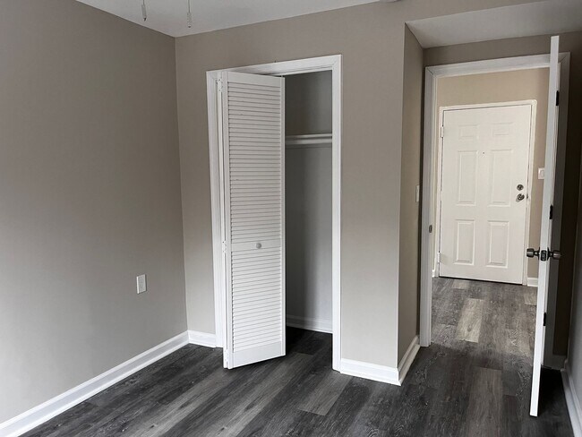 Building Photo - Affordable 2-Bedroom Apartment in Southwes...