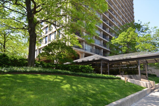 Building Photo - 1960 N Lincoln Park W