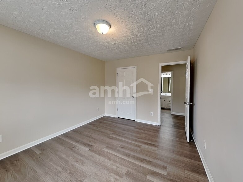 Building Photo - 1302 River Club Dr NE