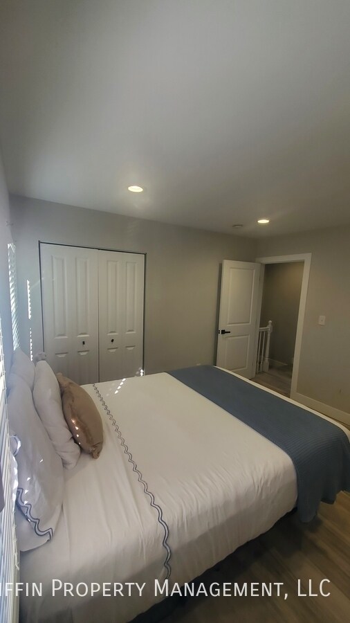 Building Photo - 821 20th St NE