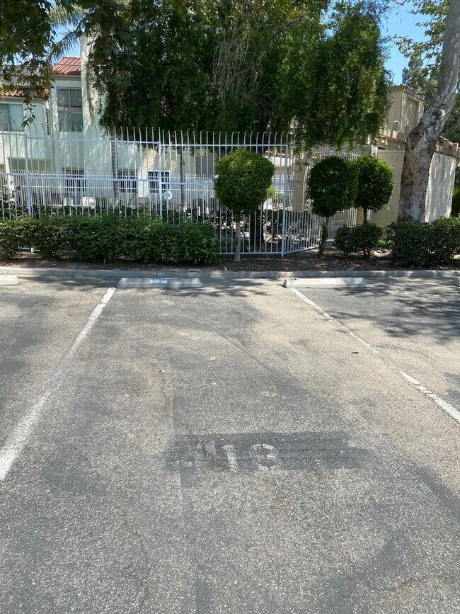 Building Photo - 1 bed, 1 bath Sycamore Villas Condo