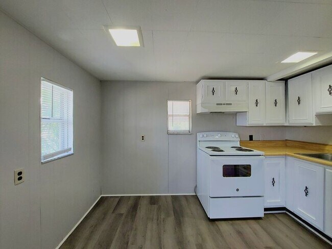 Building Photo - 115 1/2 Lenox St