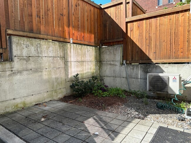 Building Photo - Stunning Central District Townhome