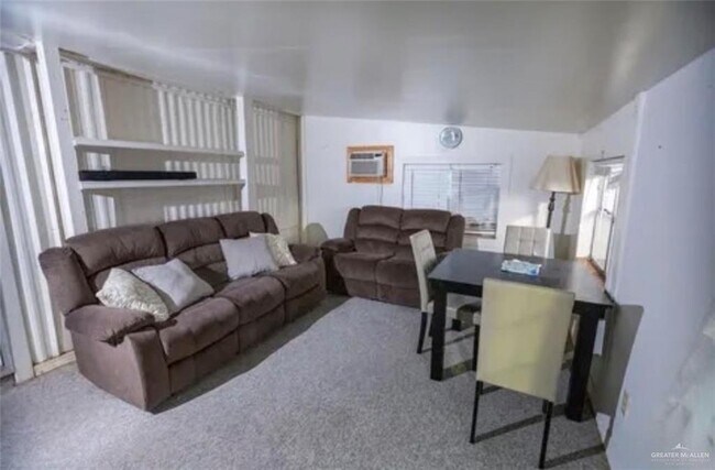Building Photo - 910 S Palmera Dr