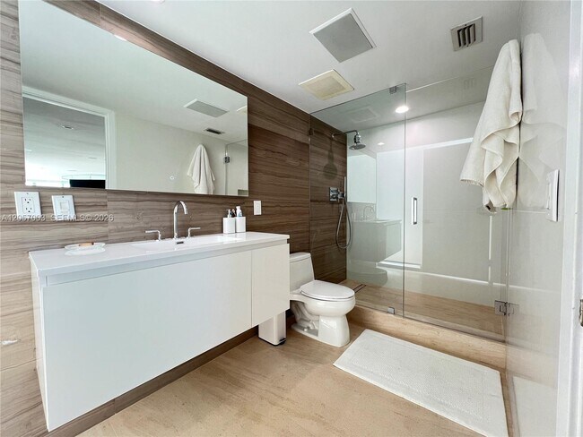 Building Photo - 1331 Brickell Bay Dr