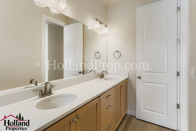 Building Photo - **SPECIAL OFFER $400.00 OFF FIRST MONTH RE...