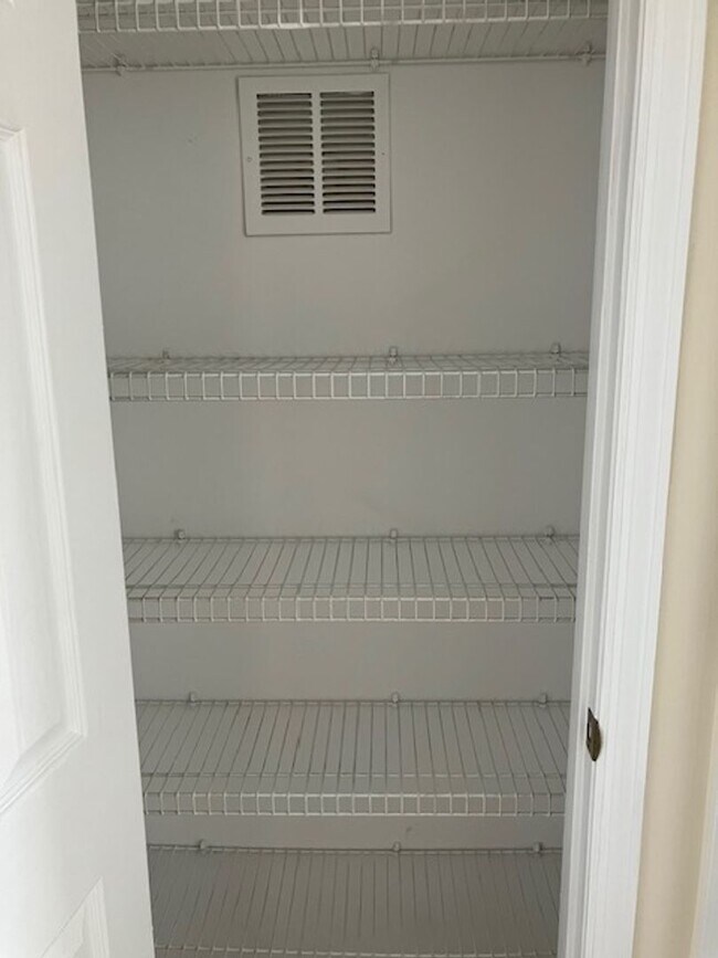 Building Photo - 904 Litchfield Way