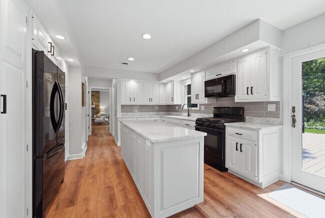 Building Photo - 317 E Forest Ln