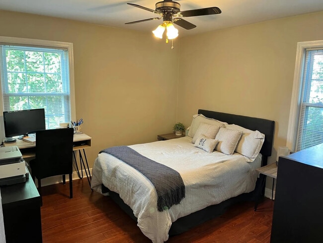 Building Photo - 203 E Oak Ave