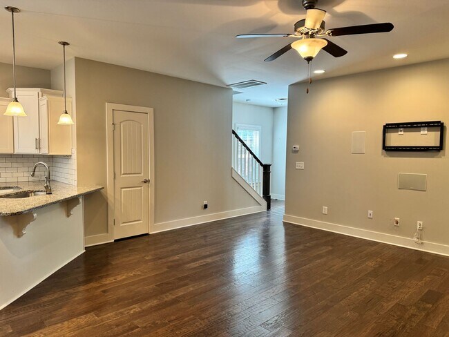 Building Photo - Beautiful End Unit Franklin Townhome
