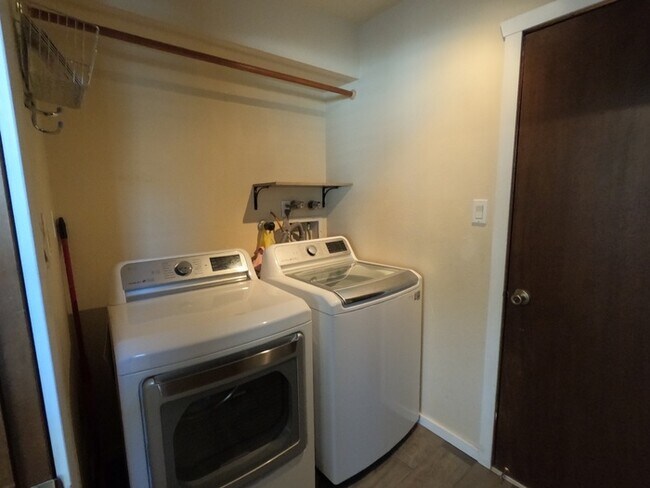 Building Photo - 1048 Monte Largo Dr NE