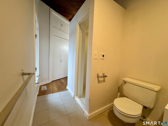 Building Photo - 860 Oakwood Rd