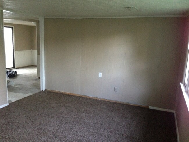 Building Photo - Large 3bd/1bth Single Family Home Near Caterpillar/Newtown Fitness