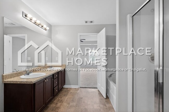 Building Photo - 10 Amber Dr