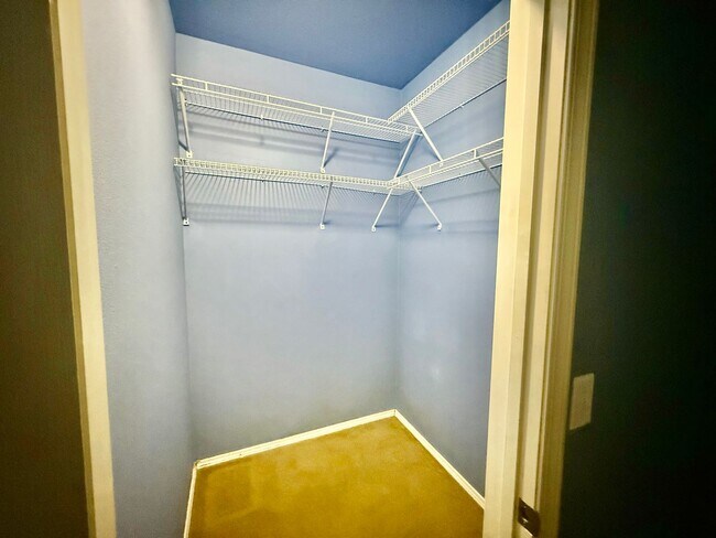 Building Photo - Bokara By The Lake Condo - Renton