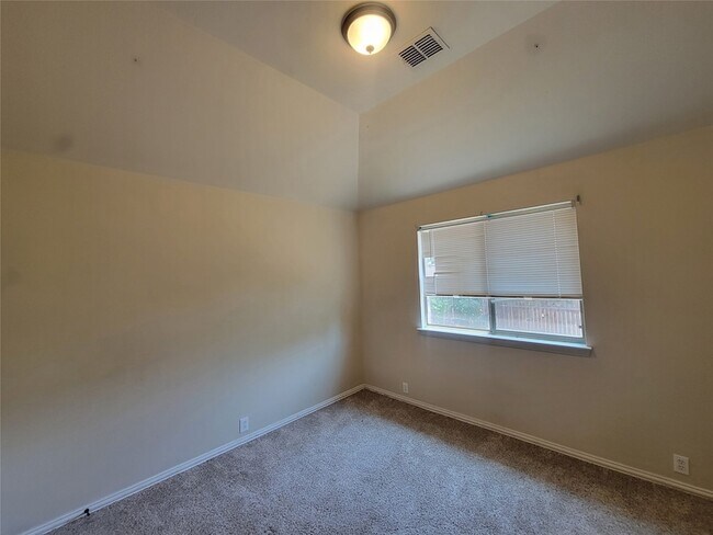 Building Photo - 628 Nemitz St