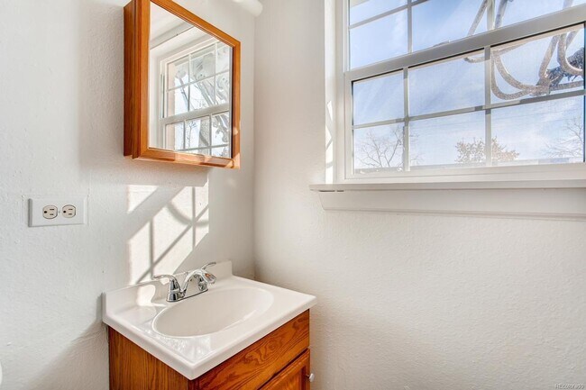 Building Photo - 3 Bedroom 1.5 Bathroom Hampden Neighborhoo...