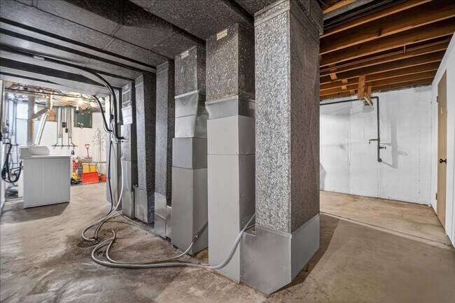 Building Photo - Heck'n Hopeful