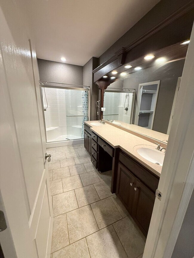 Building Photo - Beautiful 3 Bedroom and 2 Bathroom House