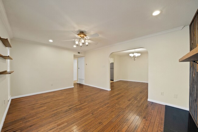 Building Photo - 2303 Park Hill Dr