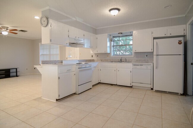 Building Photo - 111 Valencia Dr