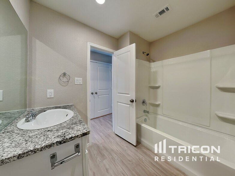 Building Photo - 10247 Devon Wheel St