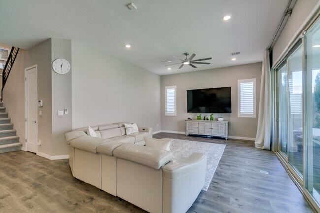 Building Photo - Luxury Rental with Mountain Views in Gated Henderson Community